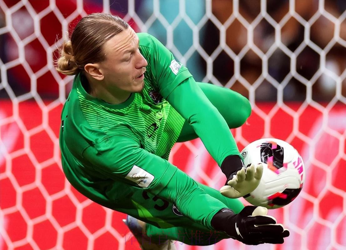 4次扑点 6冠加身!俄罗斯门将封神之作:巴黎全队致敬英雄 4次扑点 6冠加身!俄罗斯门将封神之作:巴黎全队致敬英雄